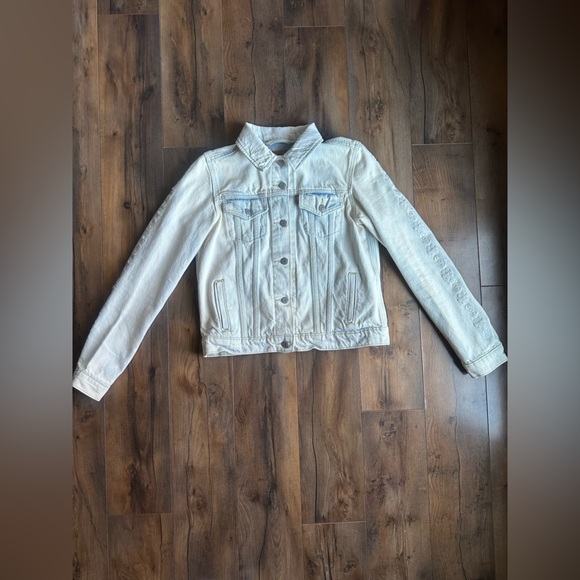 Levi's Jackets & Blazers - Levi’s Light Wash Embroidered Denim Jacket Floral Sleeve Detail Size M